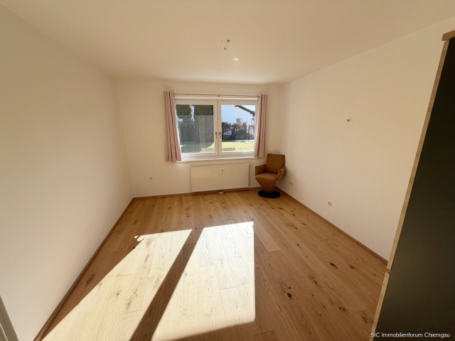 4,5-Zimmer Gartenwohnung in sehr ruhiger Ortsrandlage von Chieming - perfekt für Familien! - Foto 3